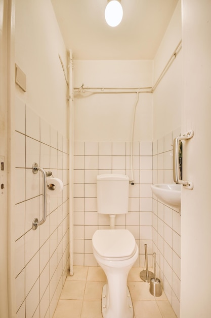 Schmaler toilettenraum mit minimalistischem design