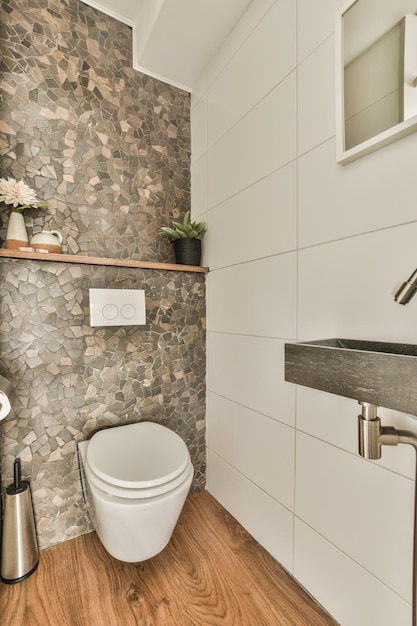 Schmaler Toilettenraum mit minimalistischem Design