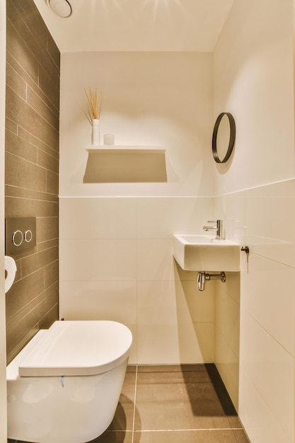 Schmaler Toilettenraum mit minimalistischem Design