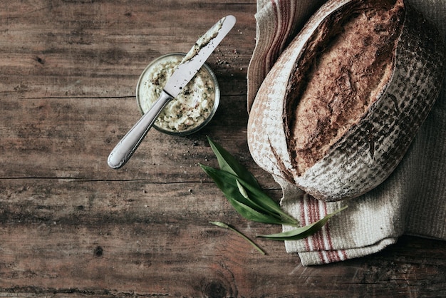 Schmalz mit Brot auf Holztisch