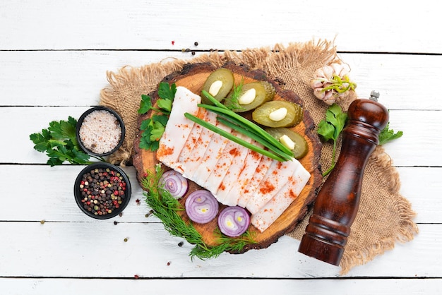 Schmalz mit Paprika und Zwiebeln Ukrainische traditionelle Küche auf dem alten Hintergrund freier Kopierraum