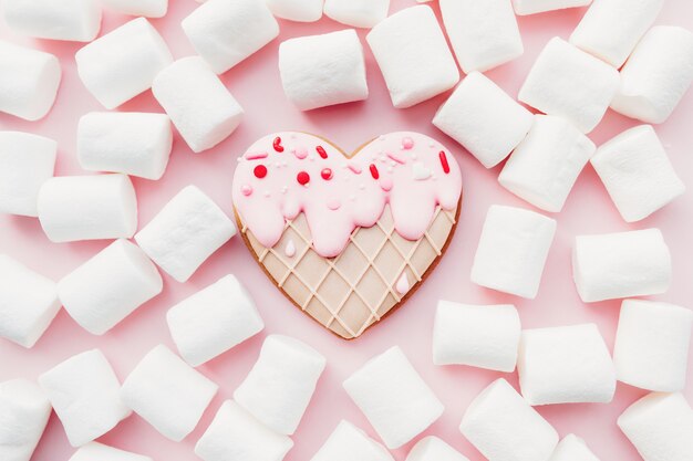 Schmelzen Sie Eis Herz Herz Lebkuchen Keks, Marshmallow. Valentinstag. Rosa Hintergrund. Hochwertiges Foto