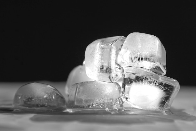 Schmelzende Eiswürfel auf dem Tisch