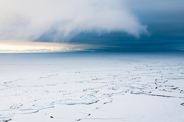 Schmelzendes Eis auf dem Baikalsee im Frühling Wolken über dem See bei Sonnenaufgang Baikalsee Sibirien Russland