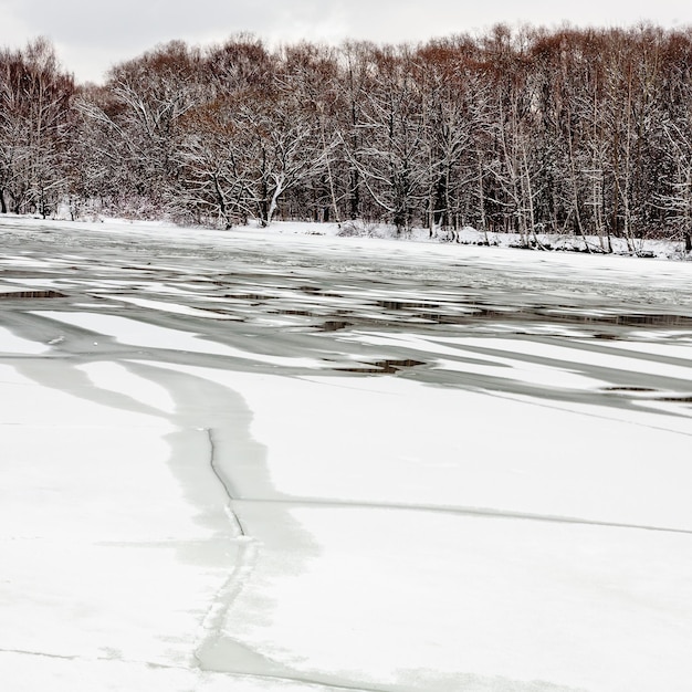 Schmelzendes Eis auf zugefrorenem Fluss