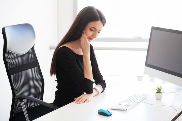 Schmerzen. Leidende Schmerz der schönen Geschäftsfrau auf ihrem Büro