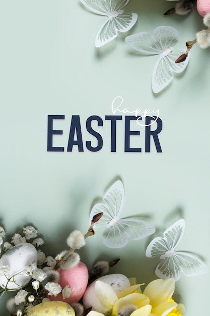 Schmetterlinge und Blumen Ostereier und Weide auf grünem Hintergrund mit Glücklicher Ostern-Text Ostergrußkarte