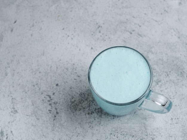 Schmetterlingserbse Latte oder blauer Spirulina Latte