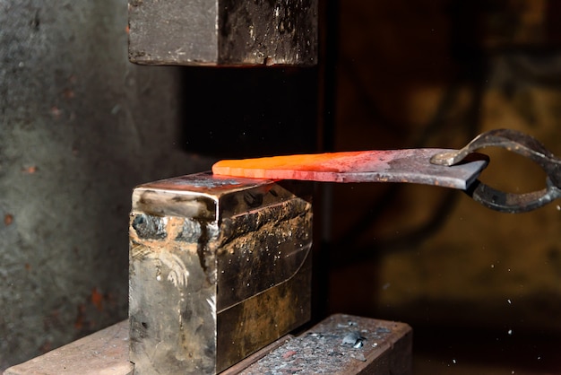 Schmieden von geschmolzenem Metall. Messer machen.