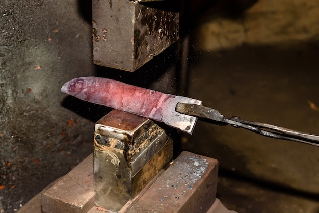 Schmieden von geschmolzenem Metall. Messer machen.