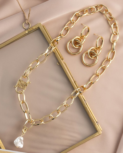 Schmuck für Frauen, Vintage-Biouterie-Schmuck, wunderschöne handgefertigte goldene Halskette auf beigefarbenem Stoff