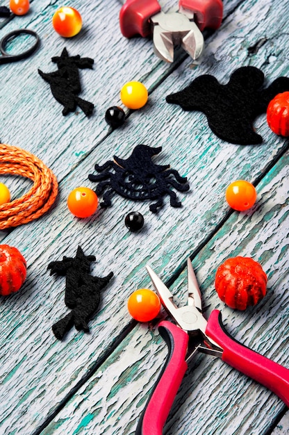 Schmuck für Halloween herstellen