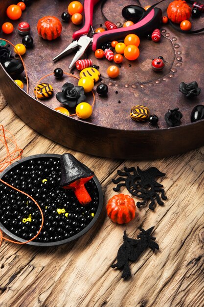 Schmuck für Halloween herstellen