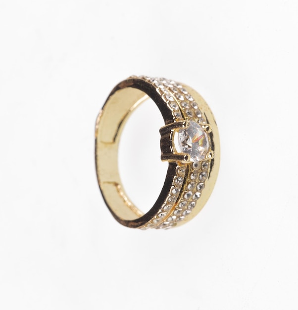 Schmuck-Gold-Ring-Frühling isoliert auf weißem Hintergrund