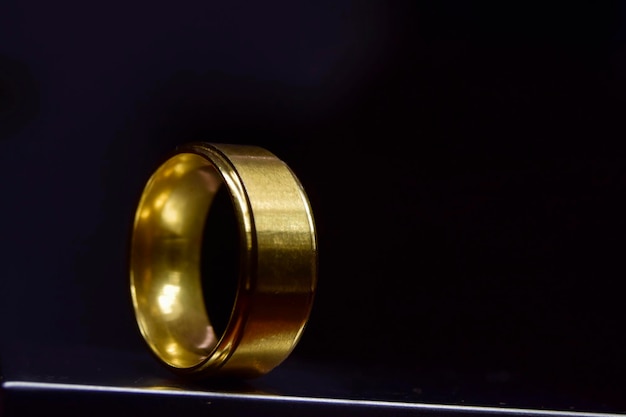 Schmuck Makro Ring schwarz isoliert Tropfen gold Glas weißes Juwel