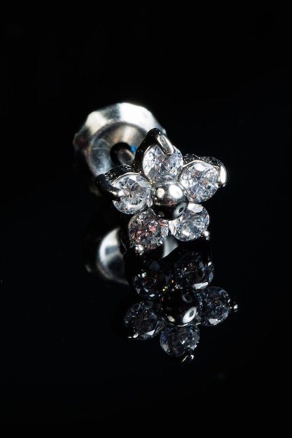 Schmuck mit Steinohrringen Luxus-Silberohrringe mit Diamanten Saphiren auf schwarzem Hintergrund