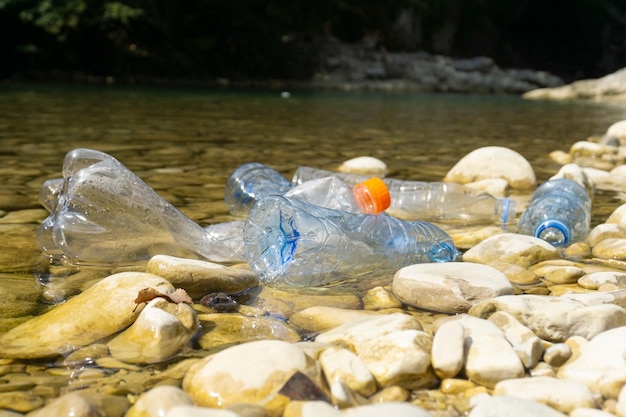 Schmutzige Plastikflaschen im Wasser