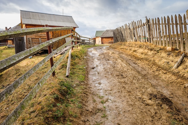 Schmutzige Straße im Karpatendorf