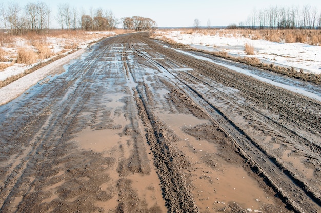 Schmutzige Straße im Quellwasser Schneequelle