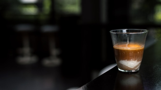 Schmutziger Kaffee - Ein Glas Espresso, gemischt mit kalter frischer Milch im Café und Restaurant des Cafés