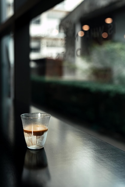 Schmutziger Kaffee - Ein Glas Espresso, gemischt mit kalter frischer Milch im Café und Restaurant des Cafés