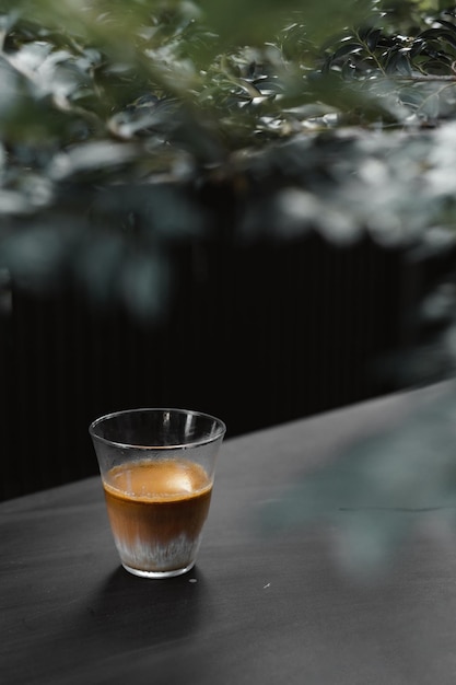 Schmutziger Kaffee - Ein Glas Espresso, gemischt mit kalter frischer Milch im Café und Restaurant des Cafés