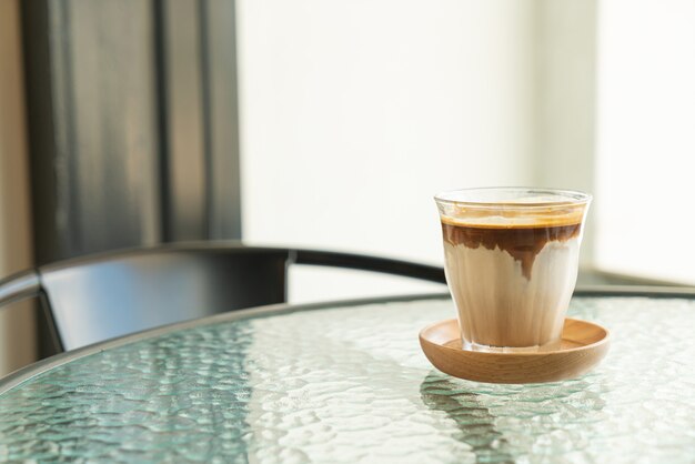 Schmutziger Kaffee - Ein Glas Espresso-Schuss gemischt mit kalter frischer Milch im Café und Restaurant des Coffeeshops