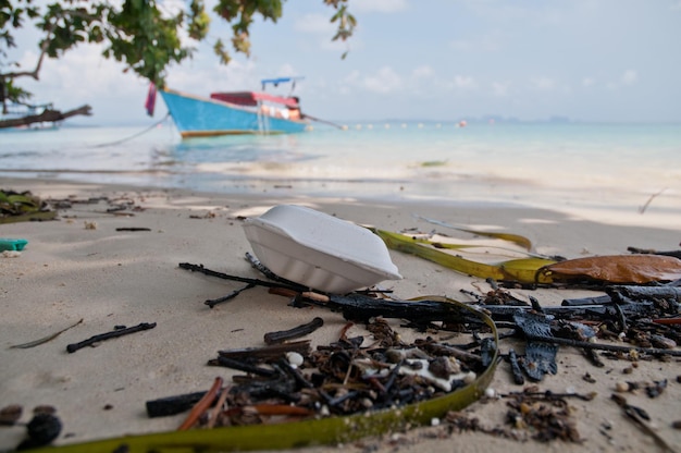 Schmutziger Müllschaumbehälter am Strand von Phuket