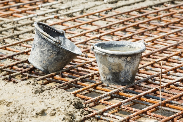 Schmutziger Plastikeimer in der Baustelle