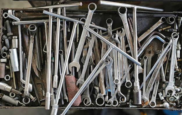 Schmutziger Satz Handwerkzeughintergrund. Werkzeuge und Schraubenschlüssel. Viele alte Schraubenschlüssel und Werkzeuge