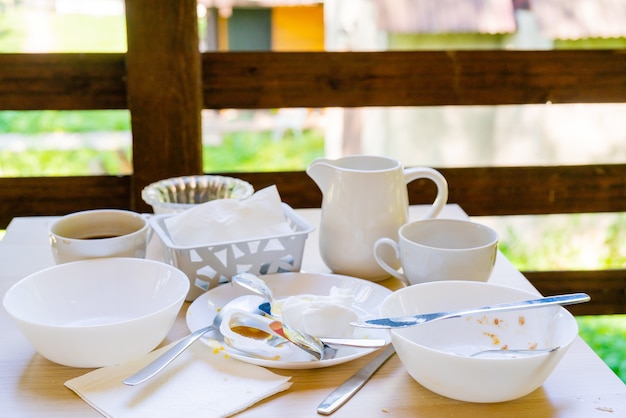 Schmutziges Geschirr auf dem Tisch. Hausmüll ist schädlich für die Umwelt.