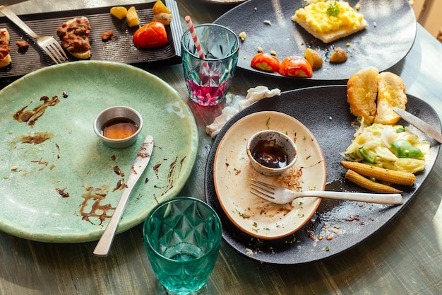 Schmutziges Geschirr und Glas auf dem Tisch im Café