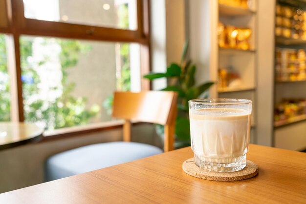 Schmutziges Kaffeeglas im Café