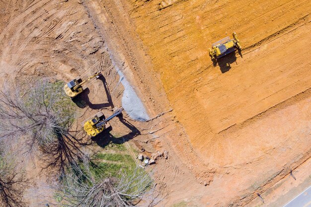 Schmutzland, das von einem Grader für die Baustelle eines neuen Gebäudes ausgeglichen wurde