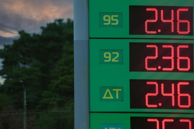 Schnäppchengaspreise werden an einer Tankstelle angezeigt