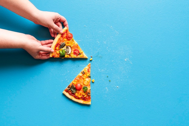 Schnappen Sie sich ein Stück Pizza Primavera Essen von vegetarischer Pizza Draufsicht