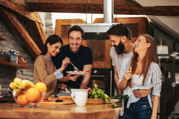 Schnappschuss einer Gruppe von Freunden beim Frühstück in der Küche