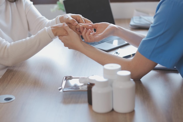 Foto schnappschuss einer krankenschwester, die die hand ihres älteren patienten hält. ein arzt, der einem alten patienten mit alzheimer-krankheit hilft. eine pflegerin hält die hände eines älteren mannes