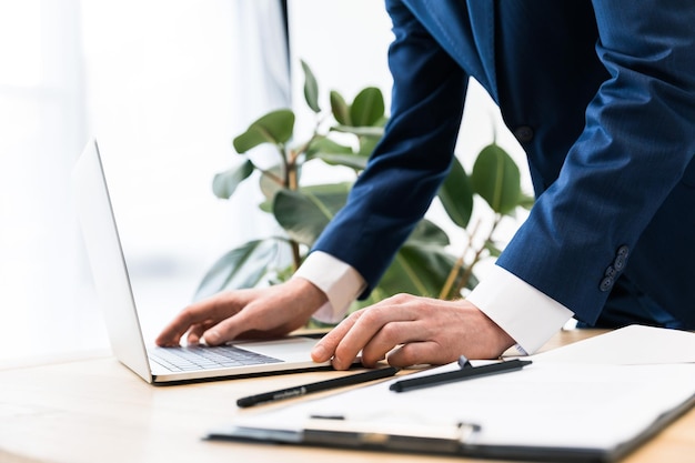 Schnappschuss eines Geschäftsmannes, der am Arbeitsplatz im Büro am Laptop arbeitet