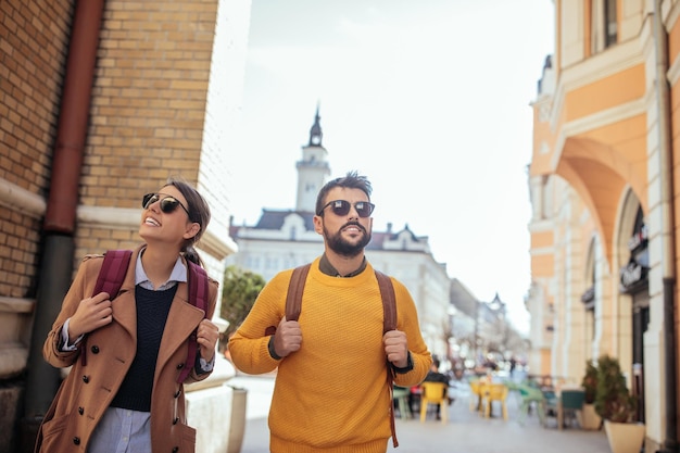 Schnappschuss eines jungen Paares, das eine fremde Stadt erkundet