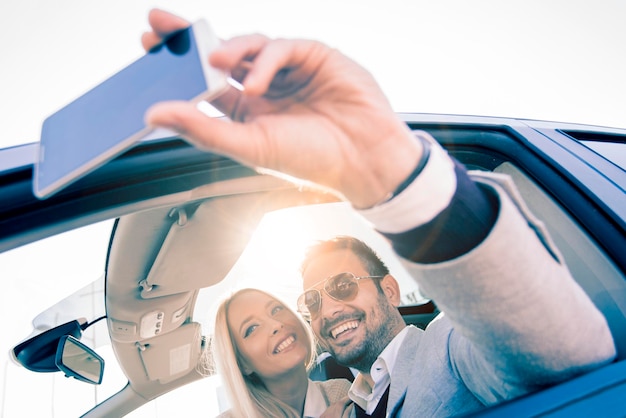 Schnappschuss eines liebevollen jungen Paares, das ein Selfie macht