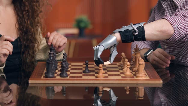 Schnappschuss eines Mannes mit bionischem Arm, der mit seiner Freundin Schach spielt