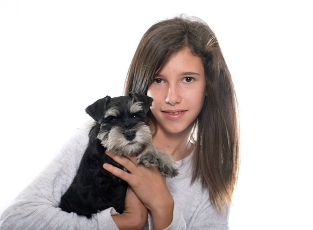 Schnauzer miniatura de filhote de cachorro e adolescente