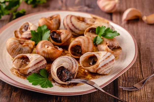 Schnecken mit Butter auf einem Teller