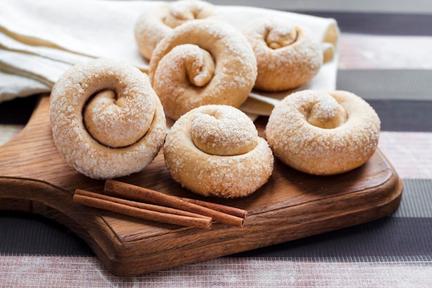 Schneckenzuckerkekse mit Zimt auf Holzbrett