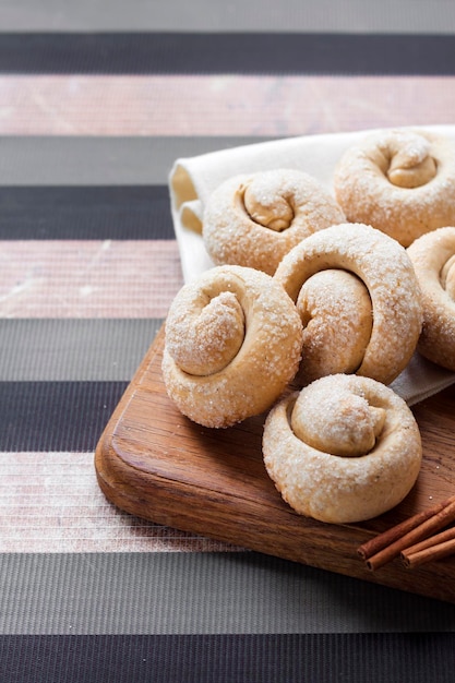 Schneckenzuckerkekse mit Zimt auf Holzbrett