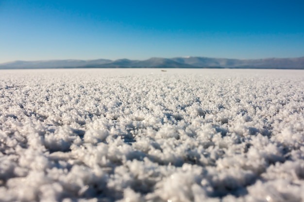 Schnee auf dem Eis eines zugefrorenen Sees