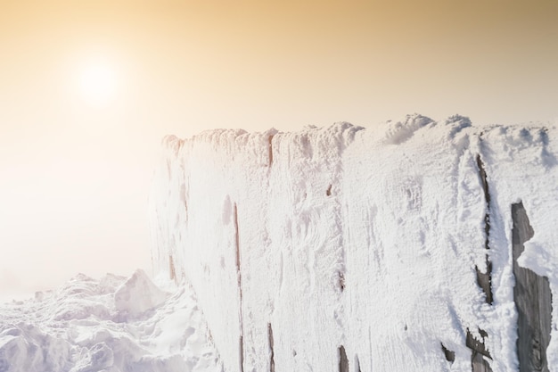 Schnee auf dem Zaun nach Schneefall. Schöne Winterlandschaft. Selektiver Fokus