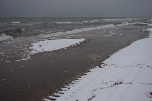 Schnee auf einer Strandwinterzeit