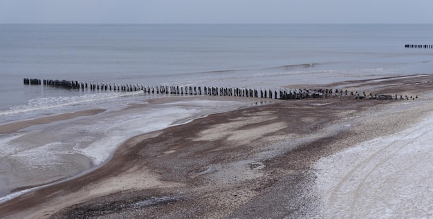 Schnee auf einer Strandwinterzeit